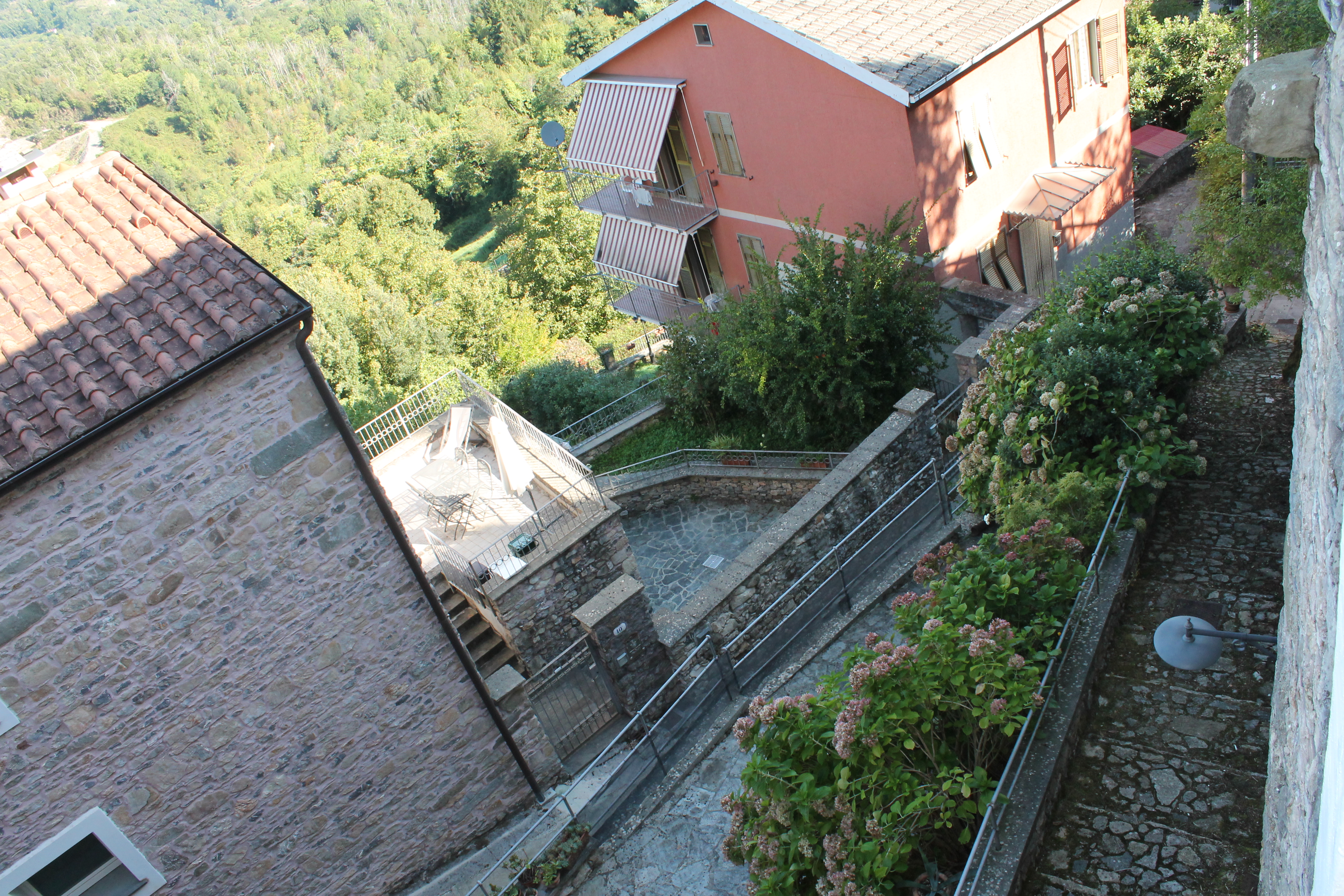 Vista panoramica dal viale attraverso la finestra della stanza